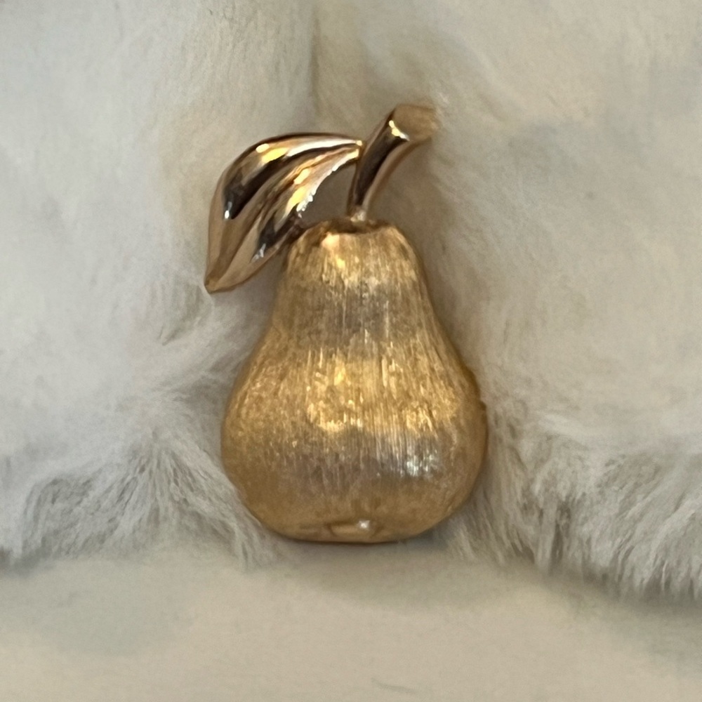 Crown Tafari pear vintage brooch
